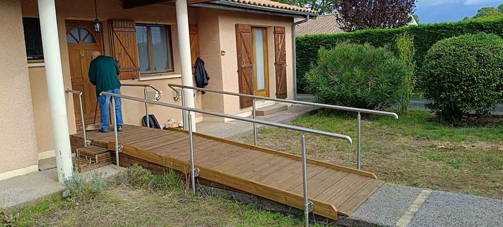 Rampe d'accès aluminium installée devant une entrée en France