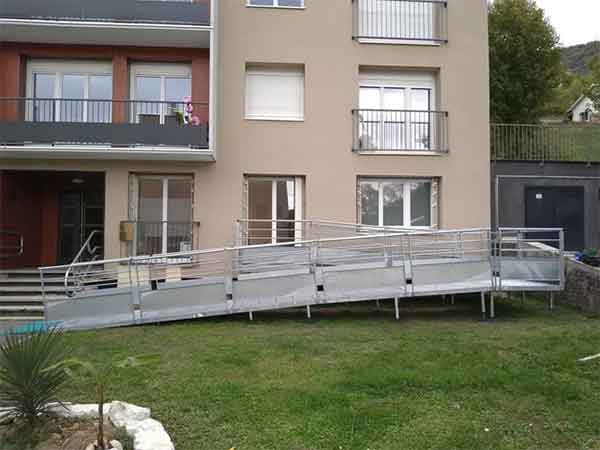 Chantier d'installation de rampe PMR réalisé en France